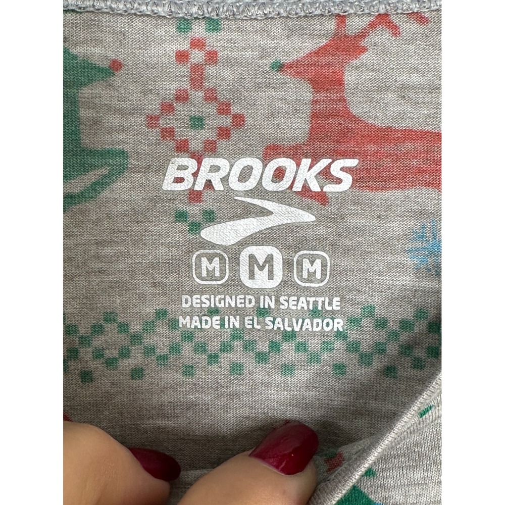 Brooks Long Sleeve Shirt Medium Grey Holiday Run Jolly Reindeer Elf 221365 - Picture 5 of 7